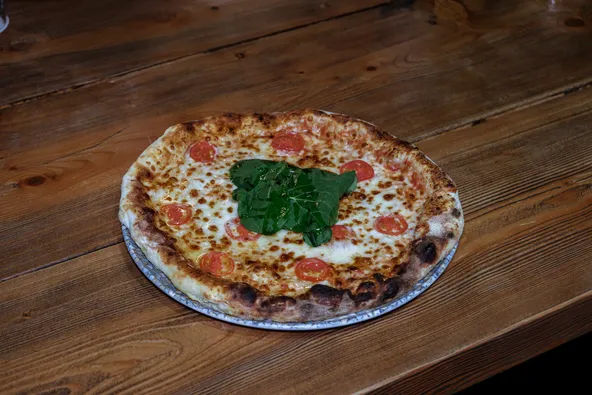 Friends Cafe QR menüsündeki Margarita pizza